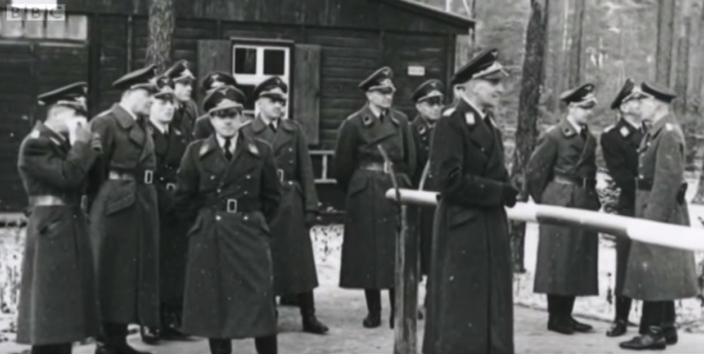 World War II: In an event later dramatized in the movie The Great Escape, 76 Allied prisoners of war begin breaking out of the German camp Stalag Luft III on March 24, 1944
