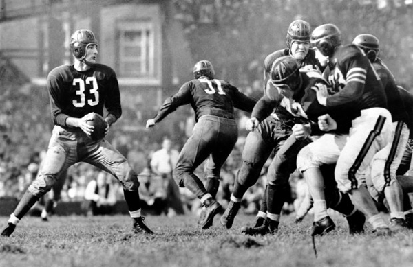 1943 - Sammy Baugh drops back to pass against the Bears in 1942 (AP)