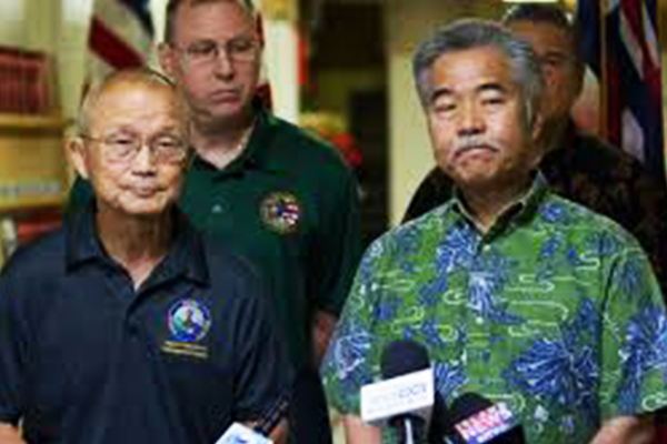 Hawaii Emergency Management Agency Administrator Vern Miyagi, left, and Governor David Ige address the media Saturday at the HEMA center at Diamond Head Crater. (George F. Lee / Associated Press)