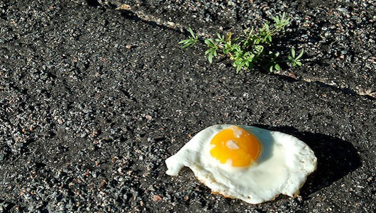Is it possible to fry an egg on the sidewalk if it's hot enough?